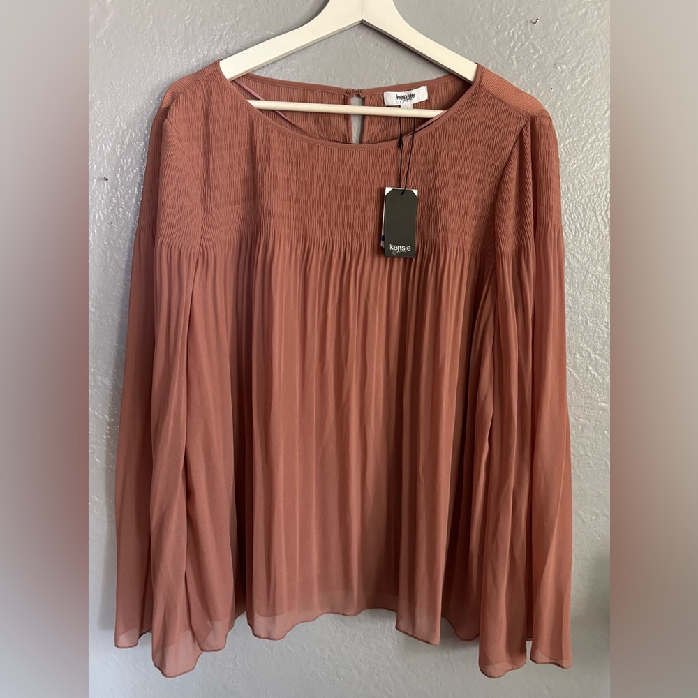 Kenzie‎ blouse. Women’s SZ XL. Boat neck flowy long sleeves. 100% poly. Feminine